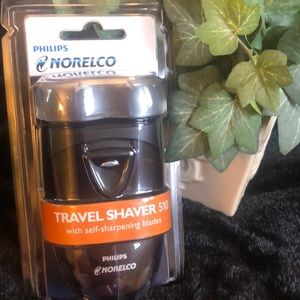 NEW Philips Norelco Travel Shaver